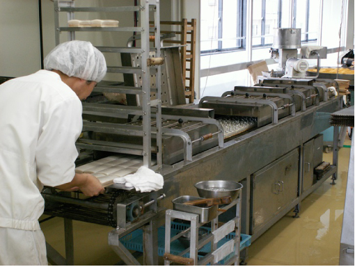 ハトヤかまぼこの製造工程「加熱(蒸し・焼き・揚げ)」の写真